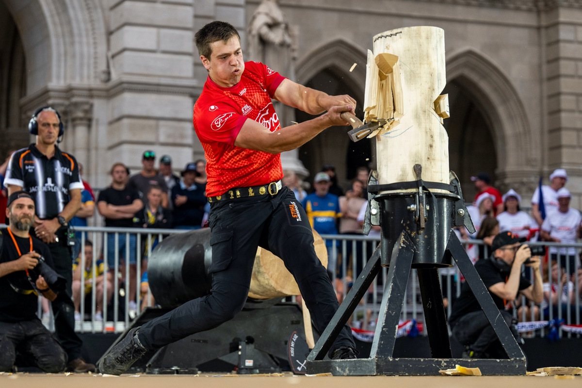 Oliver Reinhard im Einsatz in der Disziplin «Standing Block Chop» …