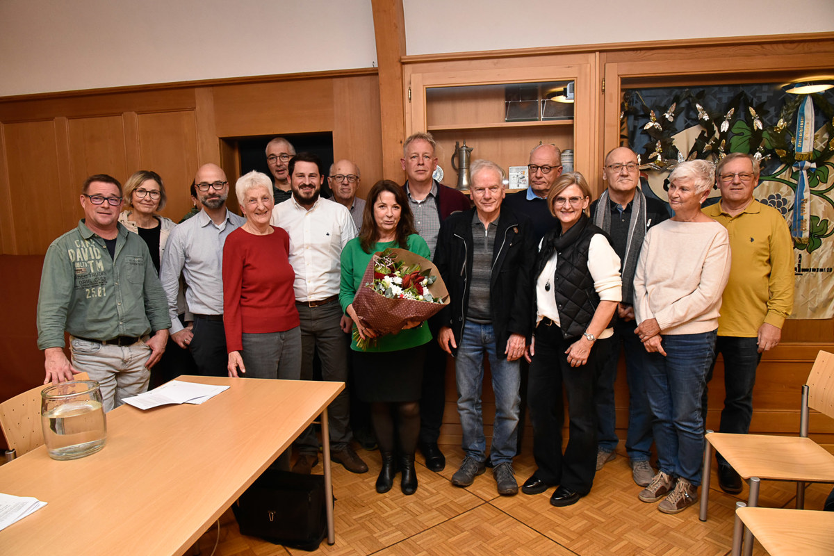 Gemeindeschreiberin Ursula Müller (Mitte) wurde von aktuellen und ehemaligen Gemeinderatsmitglieder verabschiedet. Waagmeisterin Margrit Lüthi (roter Pullover) hört nach 36 Dienstjahren auf, die Waage wird stillgelegt.