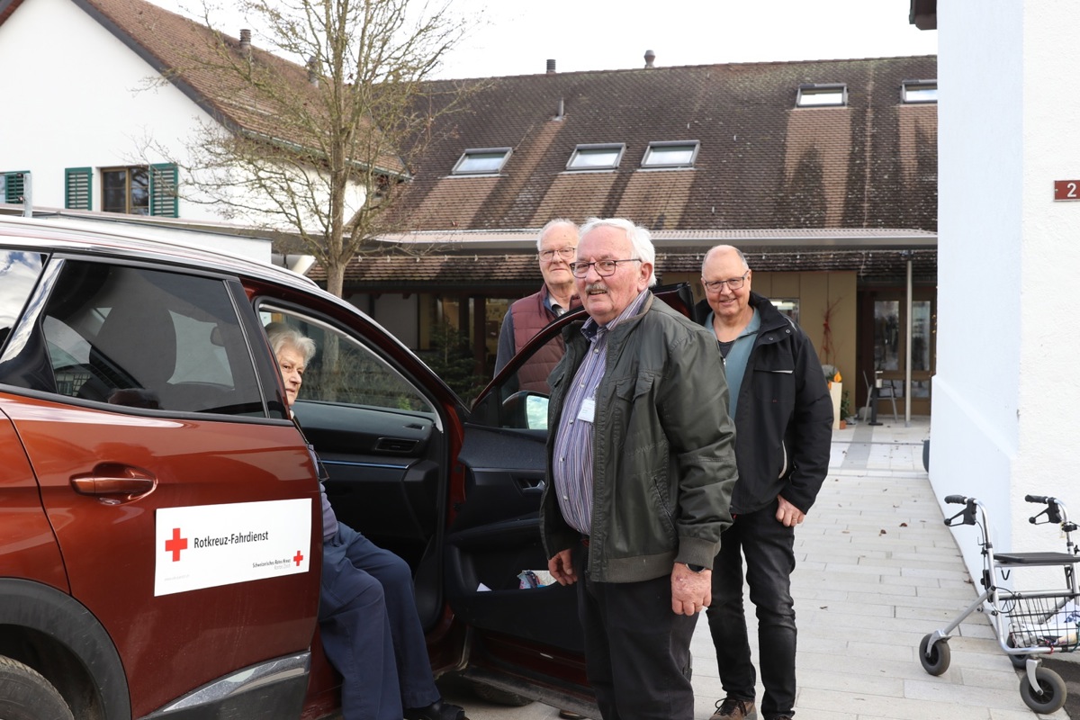 Frau Girsberger ist Stammkundin von Willy Ammann (vorne). Als Ersatz für ihn im Rotkreuz-Fahrdienst hat Albert Walder (hinten, links) bereits Peter Maugweiler rekrutiert, möchte den Pool an Fahrerinnen und Fahrern aber vergrössern.