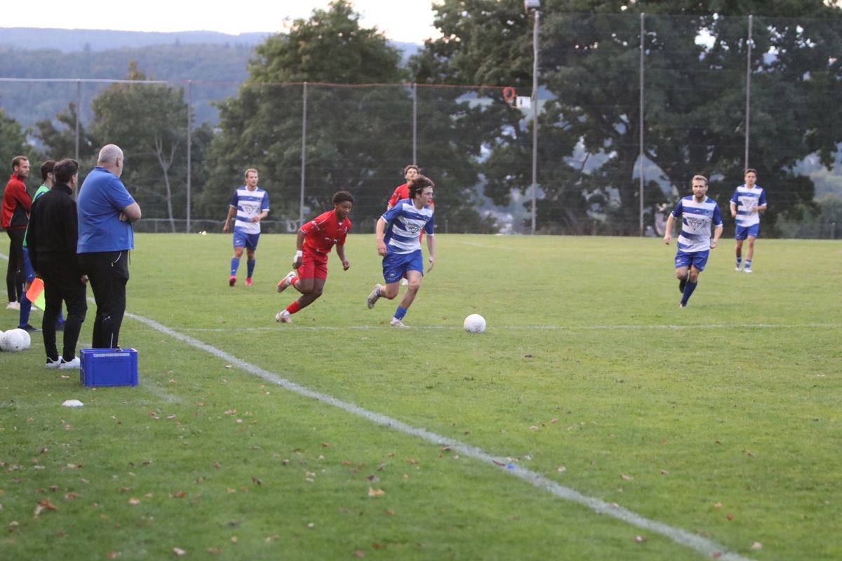Cholfirst United (blau) und Elgg (rot) sind zwei von fünf Teams, die im Schlussspurt der 3.-Liga-Saison noch um den Klassenerhalt kämpfen.
