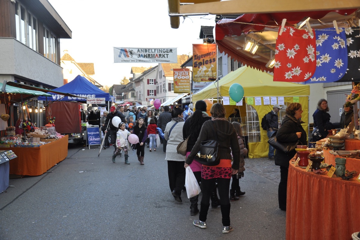 Dieses Jahr nicht am zweiten Mittwoch im November: Der Marktplatz bleibt heuer ein Parkplatz.