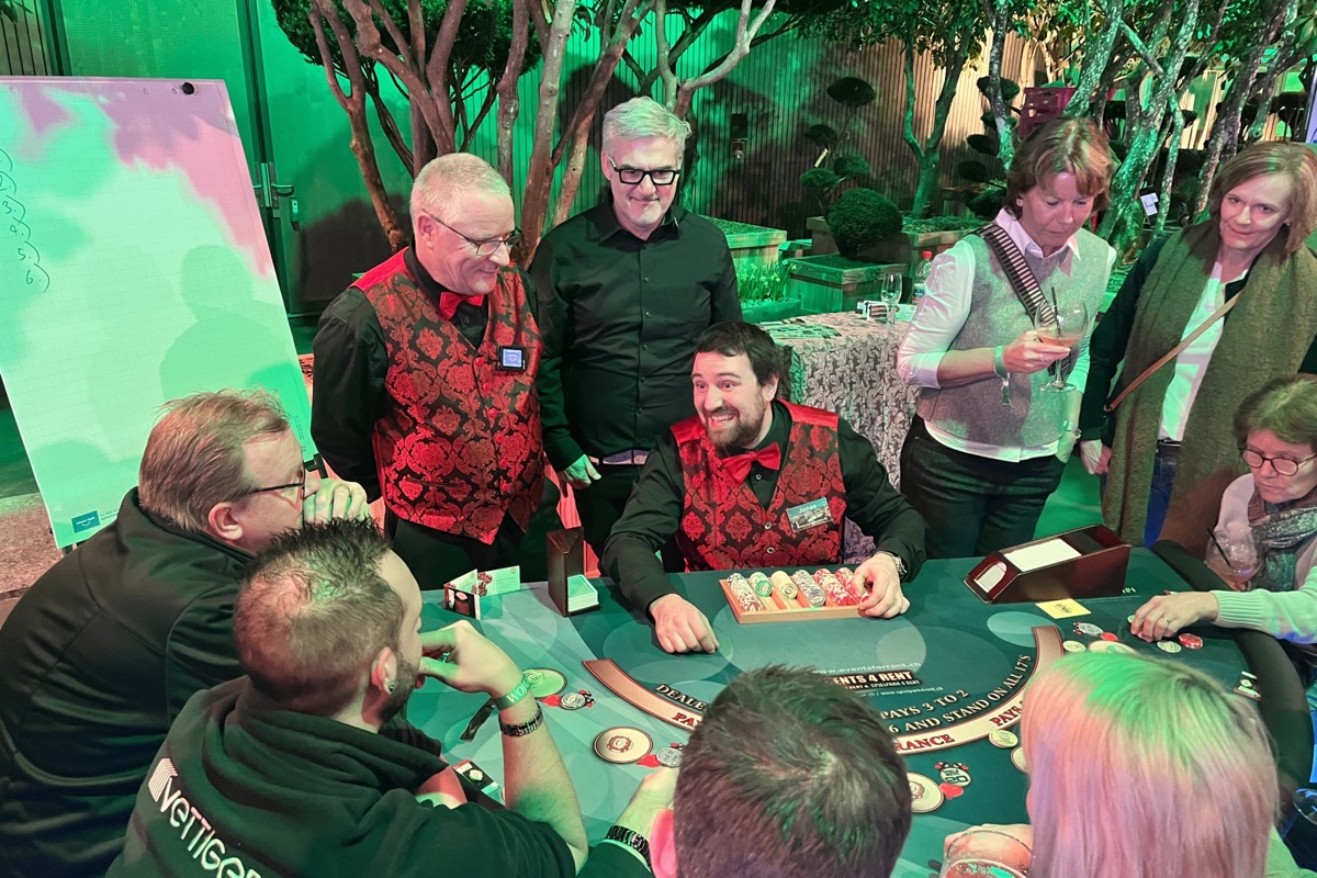 Vor zwei Jahren richtete Andreas Künzli (hinten Mitte, stehend) an der Wohga-Eröffnung ein Casino ein – an der Messe 2026 bietet er Platz für das Thema Windenergie.