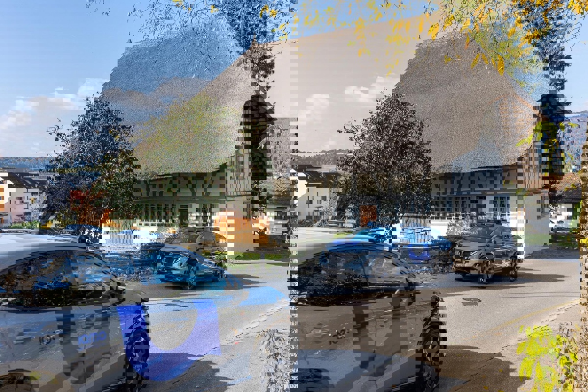 Zwei Pilotfahrzeuge Kreuzen Sich Vor Dem Strohdachhaus In Hüttikon5