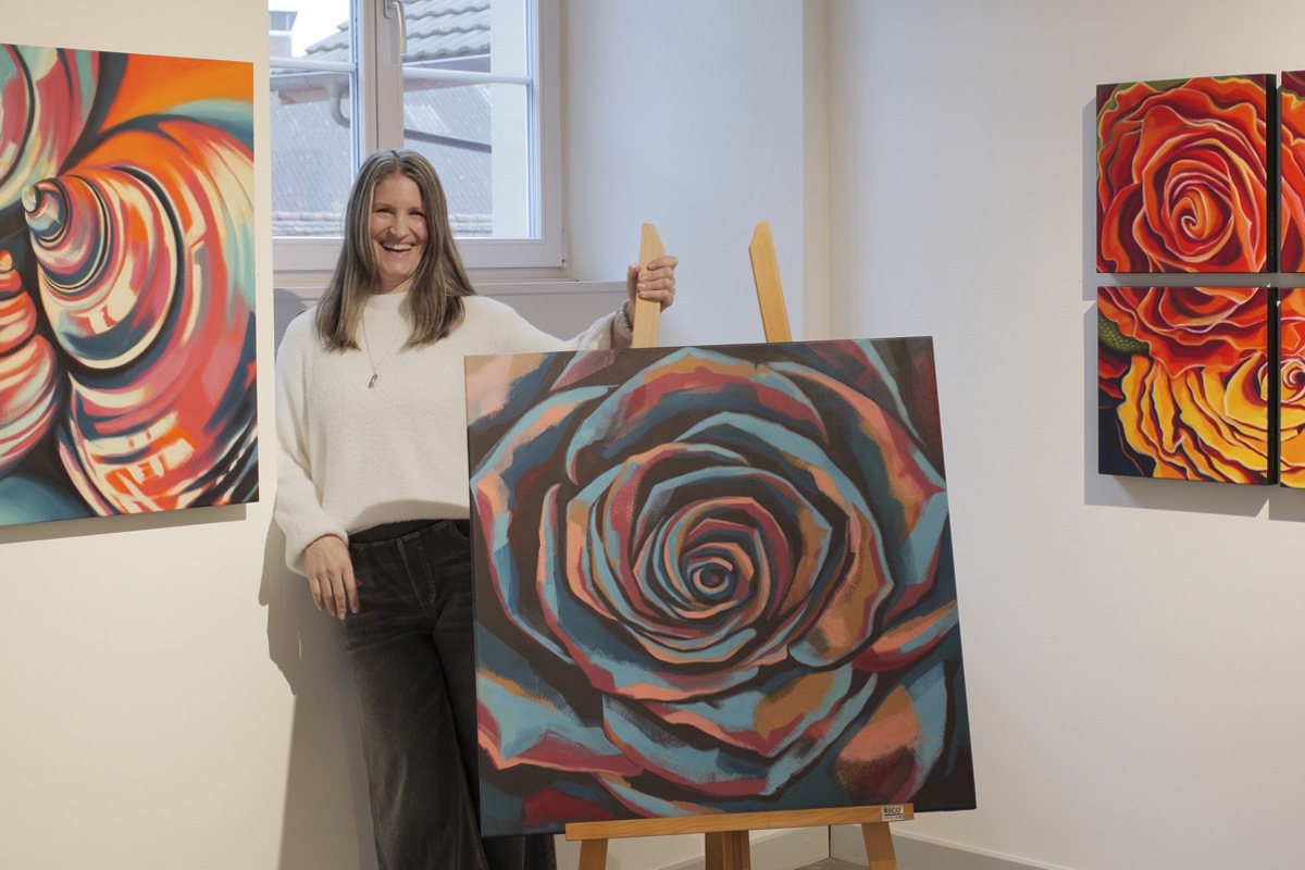 Simone Witzig inmitten ihrer bunten Kunstwerke.