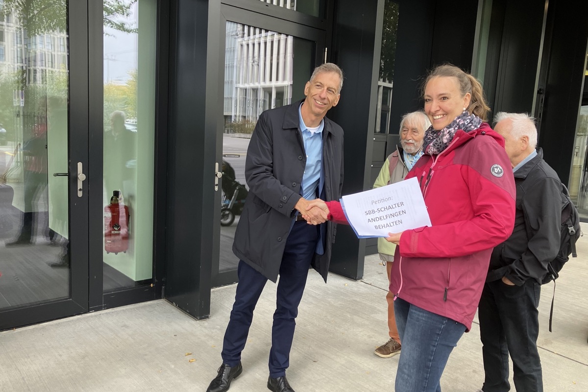 Der SBB-Vertreter nahm die Petition von Sonja Baumann unter dem Vordach des Hauptsitzes in Bern entgegen.