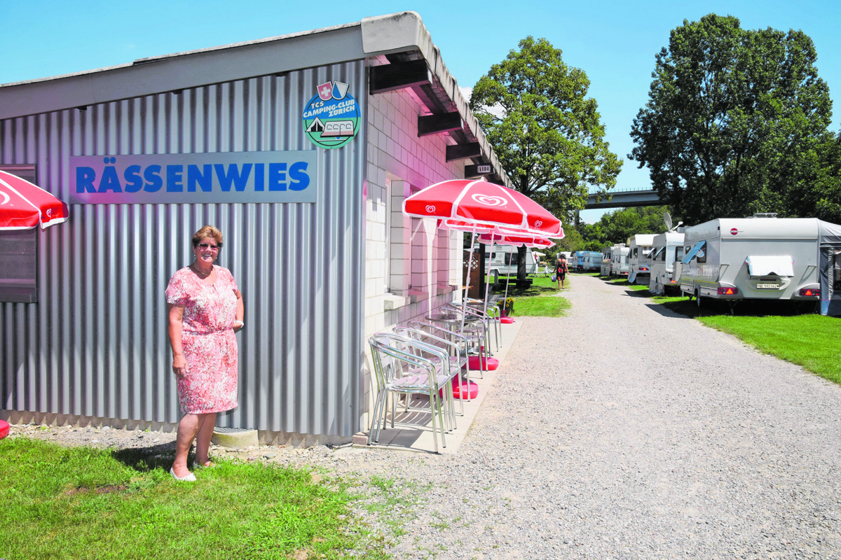 Tagesgäste platziert Agnes Kunzelmann beim Eingang – sie liebt die Arbeit auf dem Campingplatz und will noch viele Sommer Platzwartin sein.