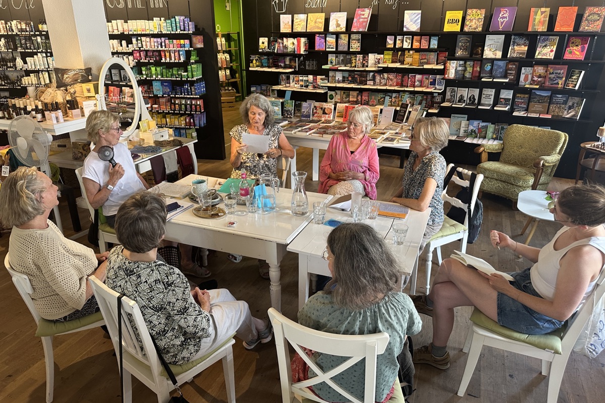 Das Bio-Bücher-Bistro ist ein idealer Ort für Menschen, die das kreative Schreiben schönliterarischer Texte üben möchten. Silvia Tavernini (Zweite von rechts) hatte auch schon eine reine Männergruppe – diesmal jedoch nicht.