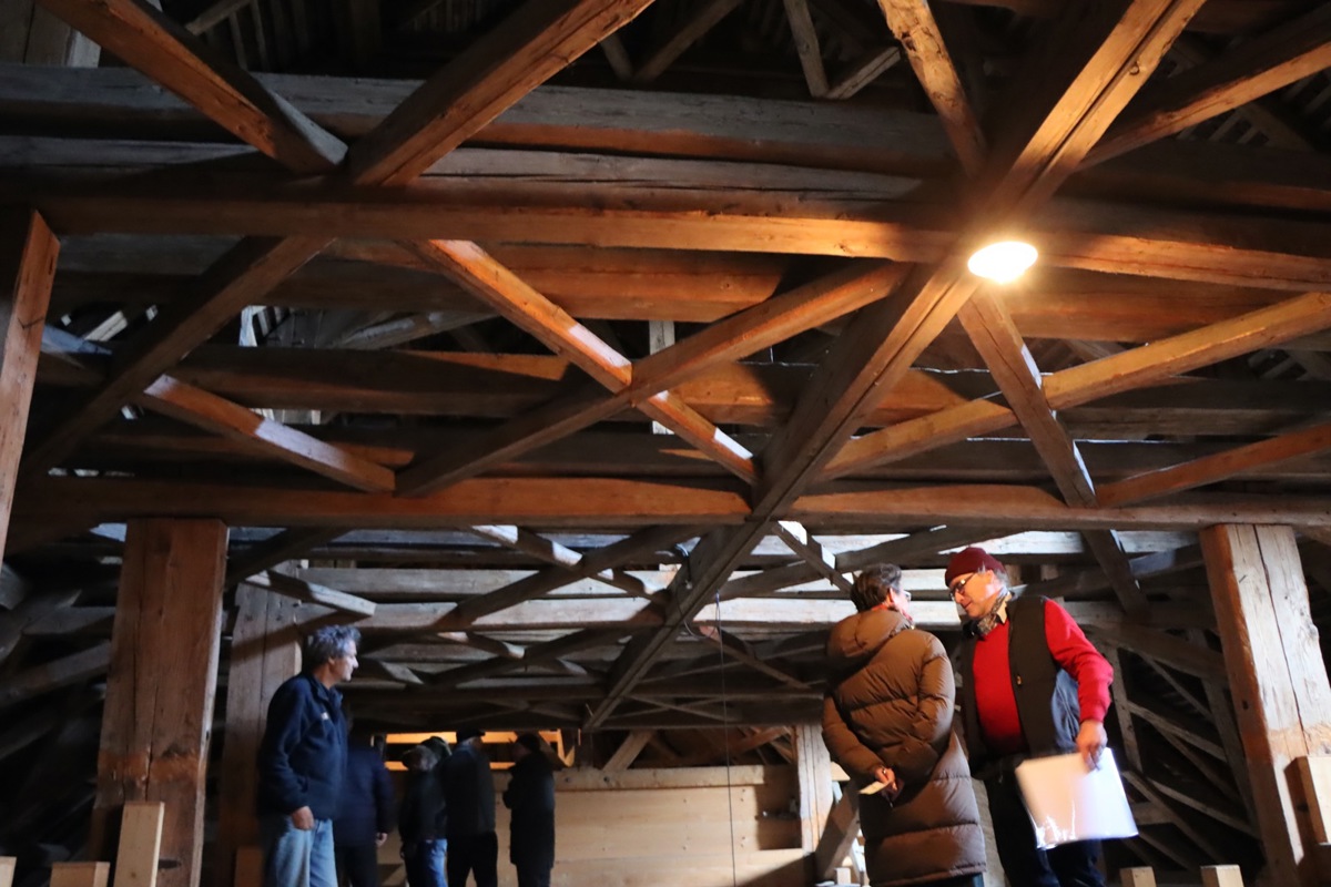 Zimmermeister Ambrosius Widmer (rechts) führte die Schar in zwei Gruppen ins Dachgebälk der Stammer Kirche.