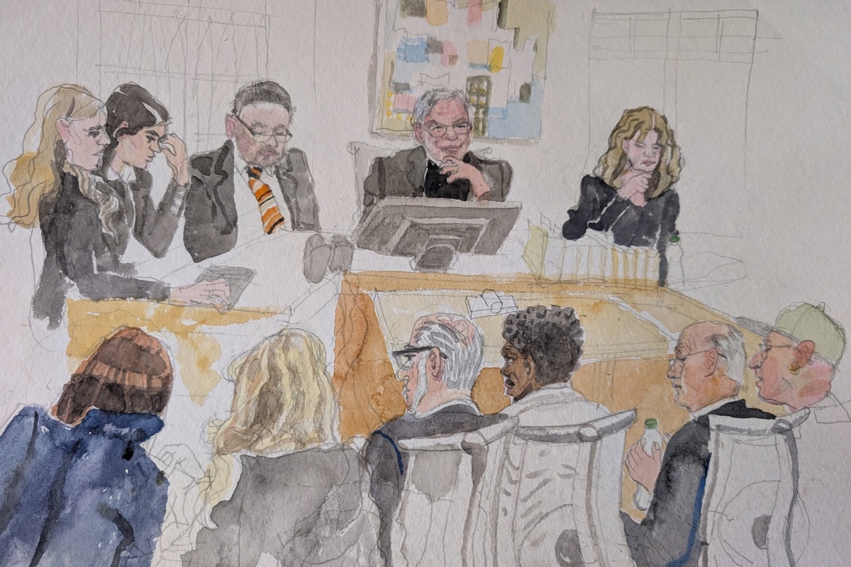 Vor dem Andelfinger Bezirksgericht warfen sich der Verteidiger des Beschuldigten (2. von rechts) und der Rechtsvertreter des Geschädigten (Bildmitte unten) gegenseitig vor, eine Versöhnung der Beteiligten aktiv verhindert zu haben. Der vorsitzende Richter Georg Merkli (Bildmitte oben) hatte wenig Freude an ihrem Auftreten.