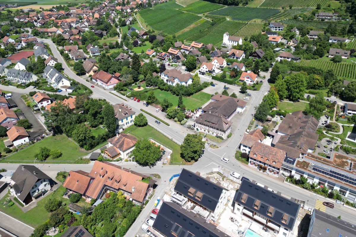 Mittendrin das «Schwert». 1996 beschloss die Gemeindeversammlung den Verkauf an die jetzige Inhaberin; der Saal blieb bei der Gemeinde.