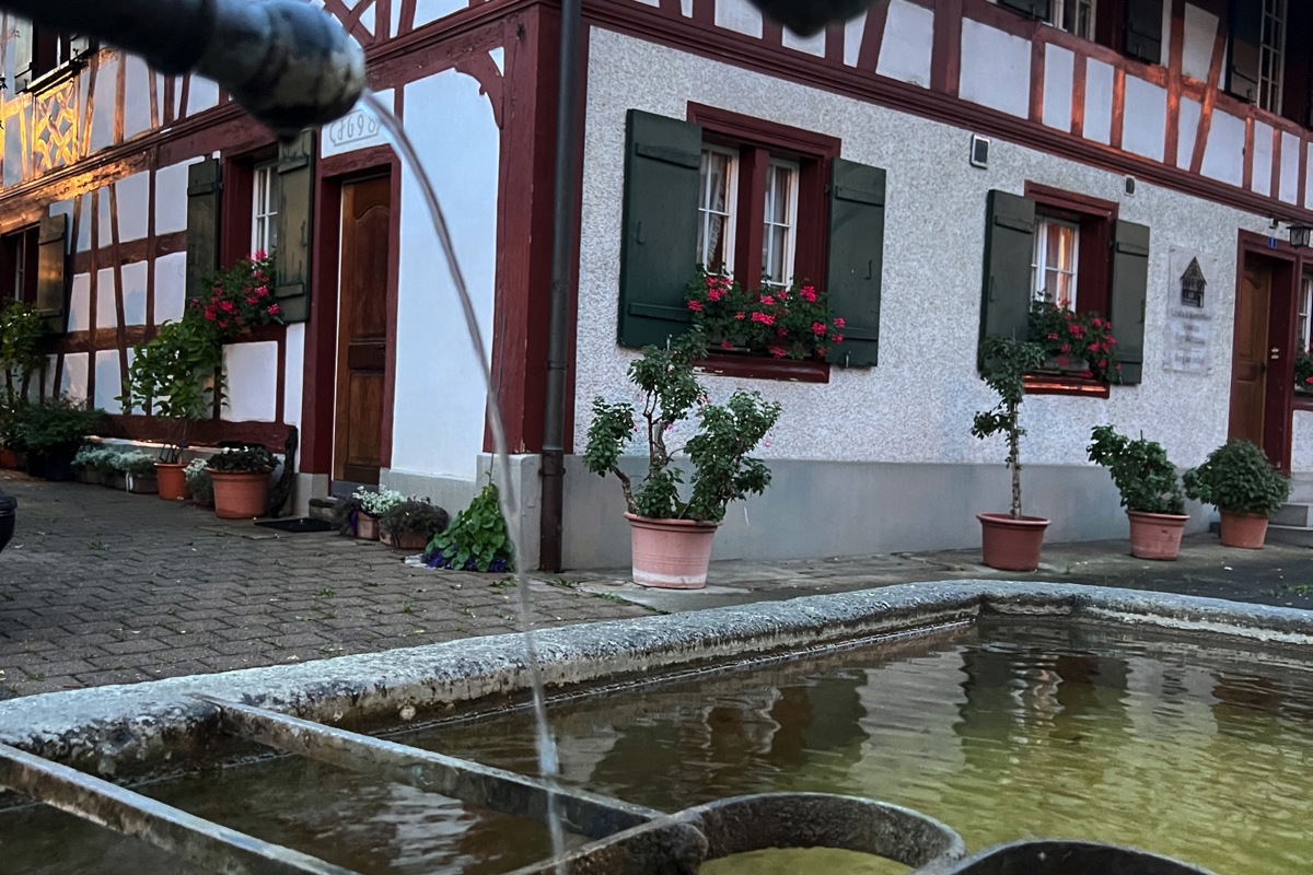Bis Niederschlag im Grundwasser ankommt, daurt es zwei Monate. Berg am Irchel reduzierte im Juni die Brunnenleistung.