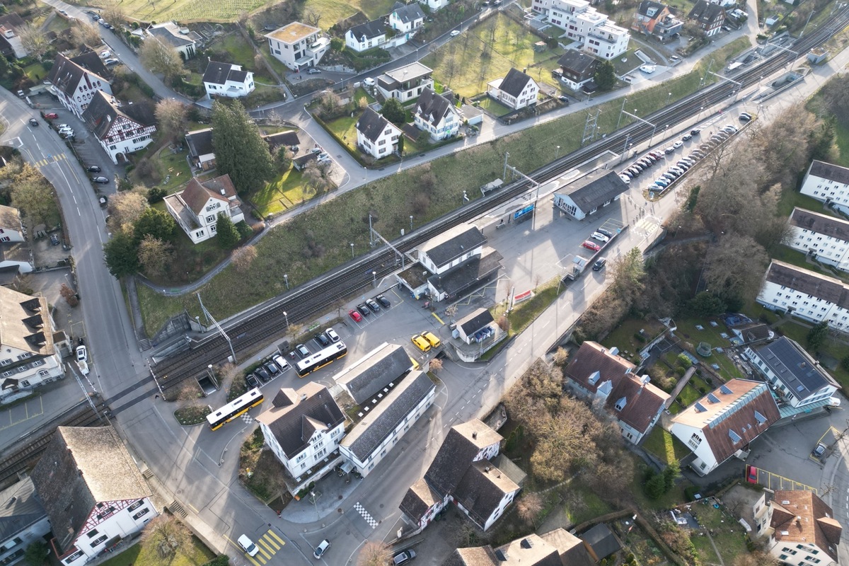 Zwei Postautos verlassen den Andelfinger Bahnhof. Die Frage bei Linienumlegungen ist laut der Postautovertreterin