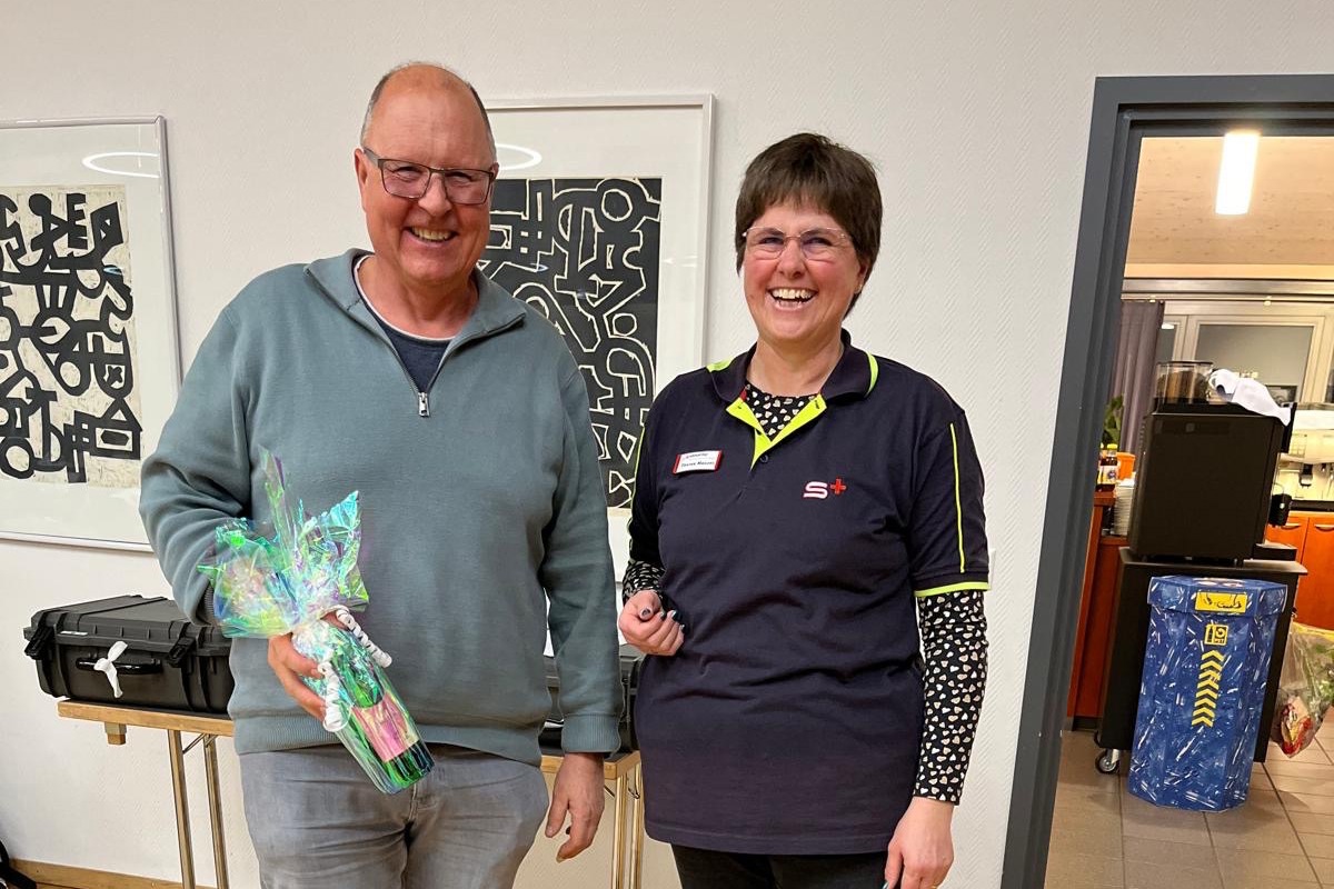 Am 12. Februar spendete Peter Maugweiler zum 60. Mal sein Blut, was unzähligen Menschen das Leben rettete. Theres Maurer, Organisatorin des Blutspendens bei den Samaritern Stammheim und Umgebung, dankte ihm für seine Treue.