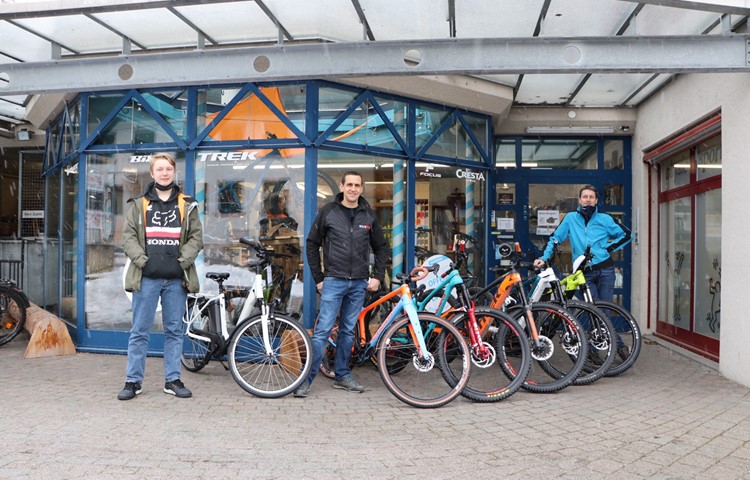 Von rechts nach links: Ralf Bechtiger und Philipp Scheibli initiierten den ersten Bikepark im Weinland. Der Drittsekschüler Darius Hatt unterstützt die beiden mit seinem Abschlussprojekt.