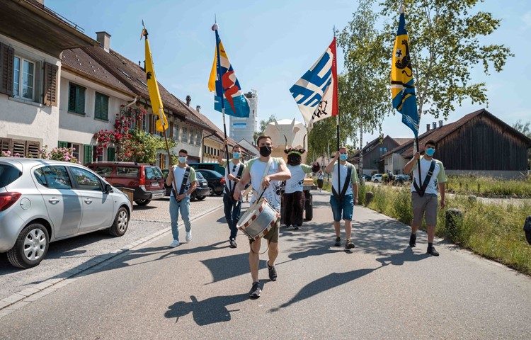 Vereinsfahnen, Maskottchen «Hank» und ein Wisent aus Holz: Die Organisatoren kündigten das RTF 2022 mit einem Marsch durch Wiesendangen an.