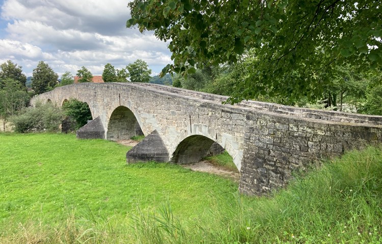 Der Veloweg führt über diese mittelalterliche Brücke unterhalb von Bischofszell.