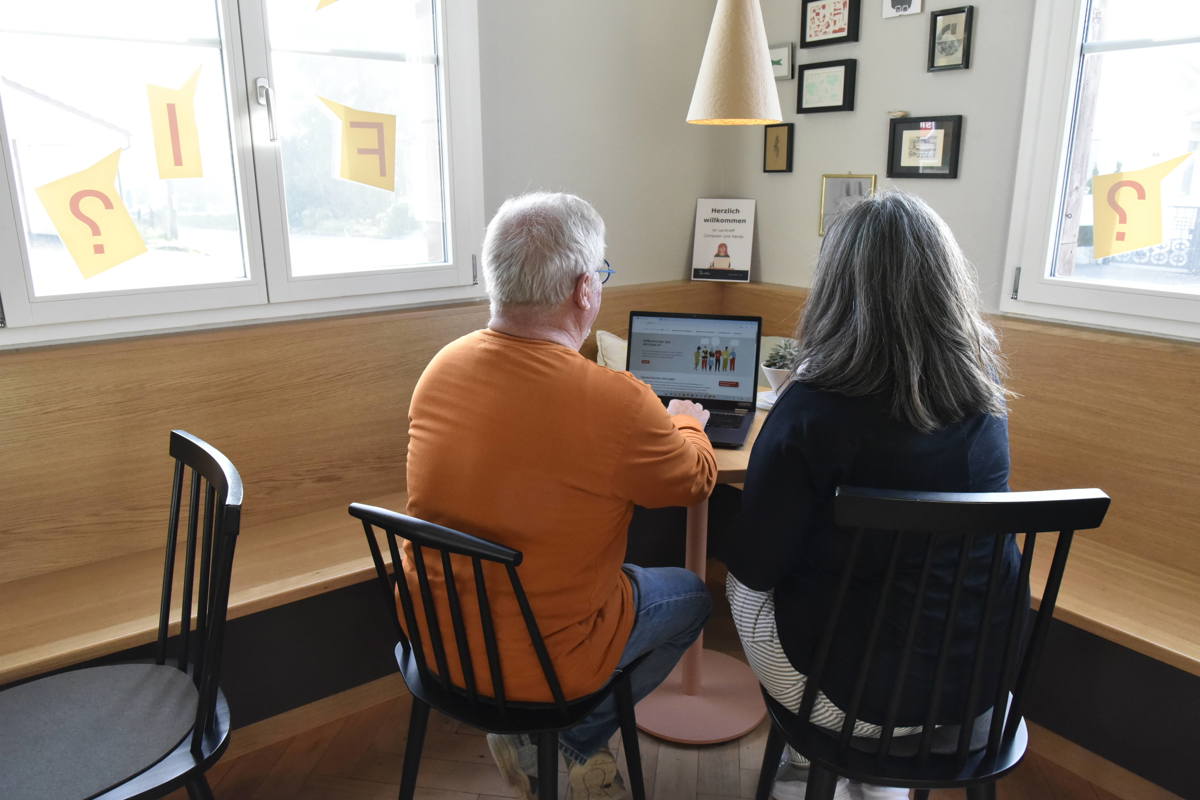 Im Kafi Liesowski im Bahnhof Ossingen erhalten Personen Unterstützung bei der Bedienung von Handy und Computer – kostenfrei und ohne Anmeldung.