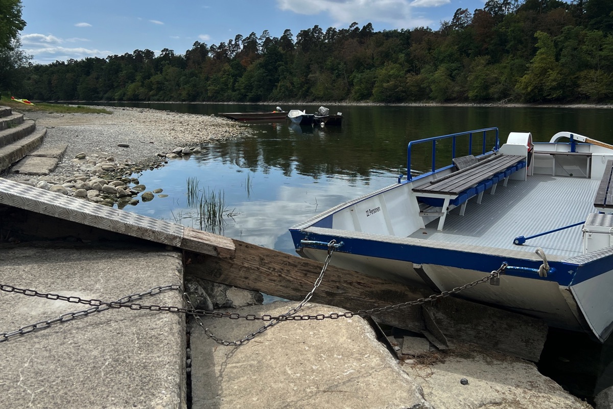 Der Rhein bei Ellikon hat zu wenig Wasser für die Fähre. Wo sonst Wasser ist, zeigt sich ein Steinstrand.
