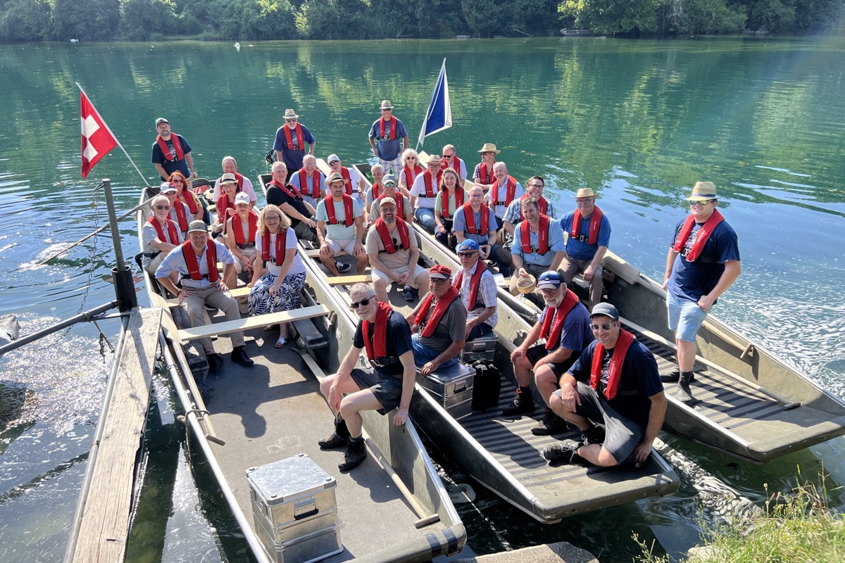 Ausgerüstet mit Schwimmwesten nehmen amtierende und zukünftige Gemeindepräsidentinnen und Gemeindepräsidenten (und als Vertreter ein ehemaliger) sowie Mitglieder des Bezirksrats und des Kantonsrats Platz in drei Weidlingen, gesteuert von sieben Elliker Pontonieren, und geniessen gemeinsam die Fahrt auf dem Rhein.