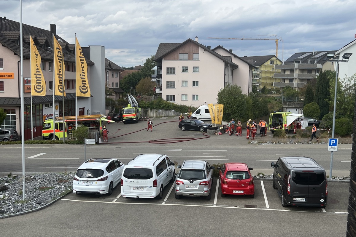 Betroffen ist das Mehrfamilienhaus in der Bildmitte.