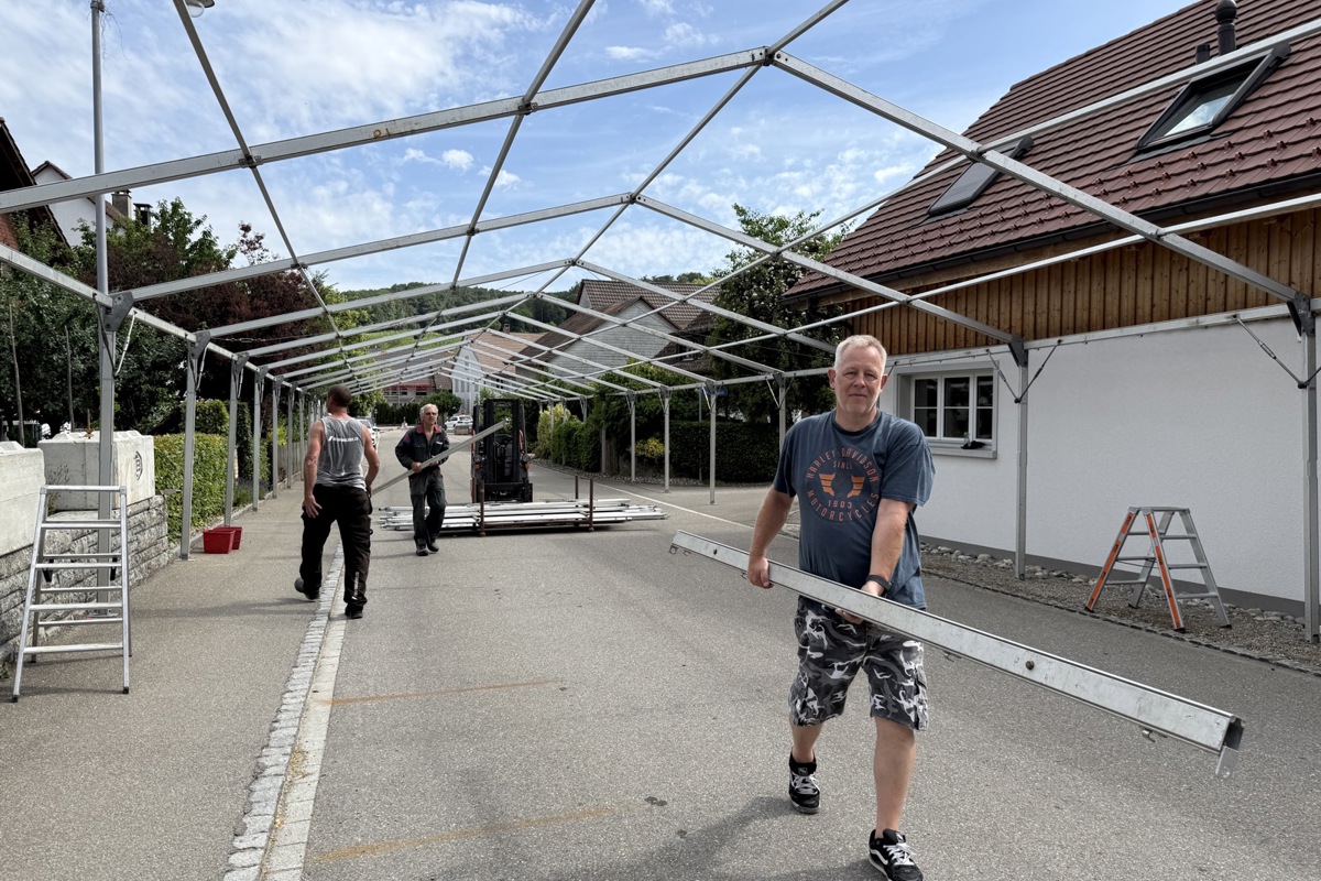 Patric Eisele (vorne) und 15 weitere Personen stellten am Mittwoch das Zelt auf. Es wird vom Parkplatz beim Gemeindehaus bis zur Kirche reichen und doppelt so lang sein, wie auf diesem Foto zu sehen ist.