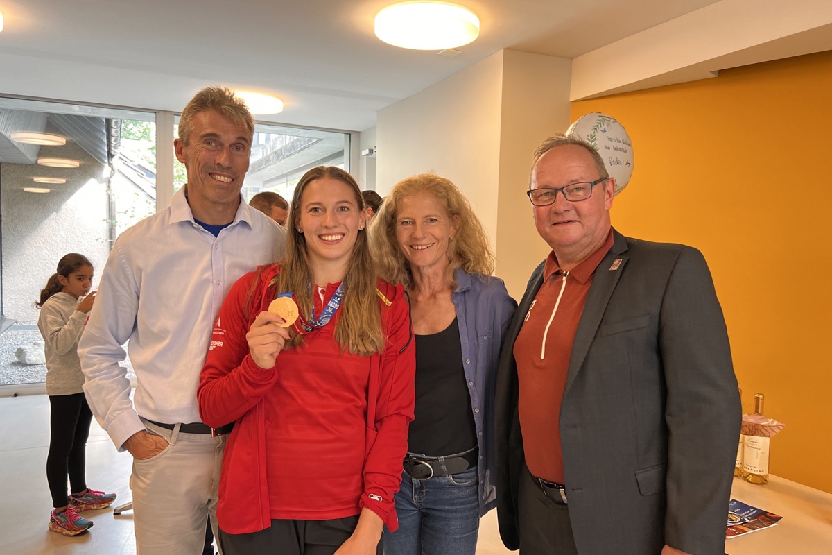 Die stolze Goldmedaillengewinnerin Angelica Moser mit ihren Eltern Severin (links) und Monika sowie ihrem Onkel und Swiss-Olympic-Präsident Jürg Stahl.