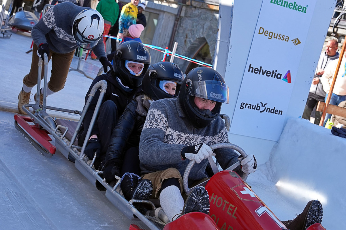 Pilot Marcel Rohner, Bremser Samuel Läderach und die Gäste Mike Bracher und Claudia Christen im Vierer-Feierabendbob mit Jahrgang 1939. Bei einer Fahrt mit diesem Bob wurde 2013 eine Geschwindigkeit von 122 Stundenkilometern gemessen.