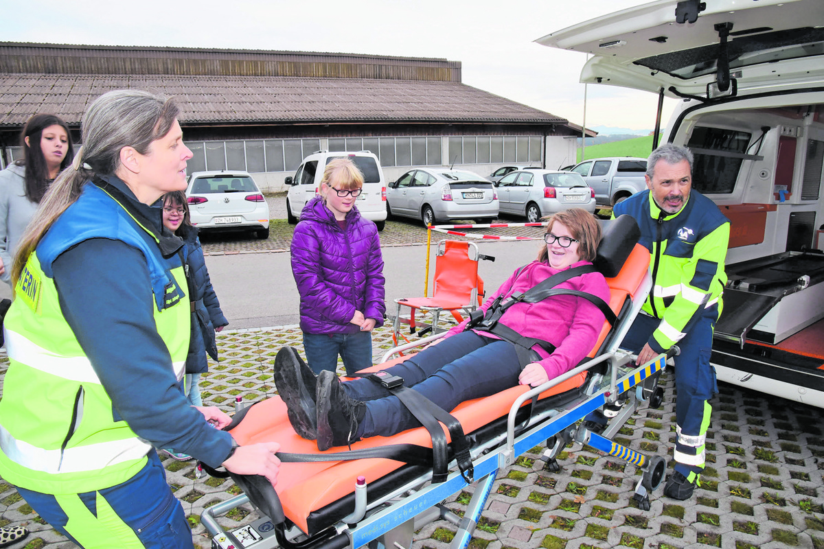 Das Probeliegen auf der Trage genossen die Kinder der HPS beim Besichtigungstermin eines Ambulanzfahrzeugs sehr. Sie näherten sich so spielerisch einem angstbesetzten Thema.