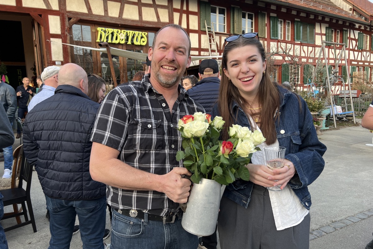 Björn Hug verteilte den gewählten Frauen Rosen, zum Beispiel Melanie Stutz.