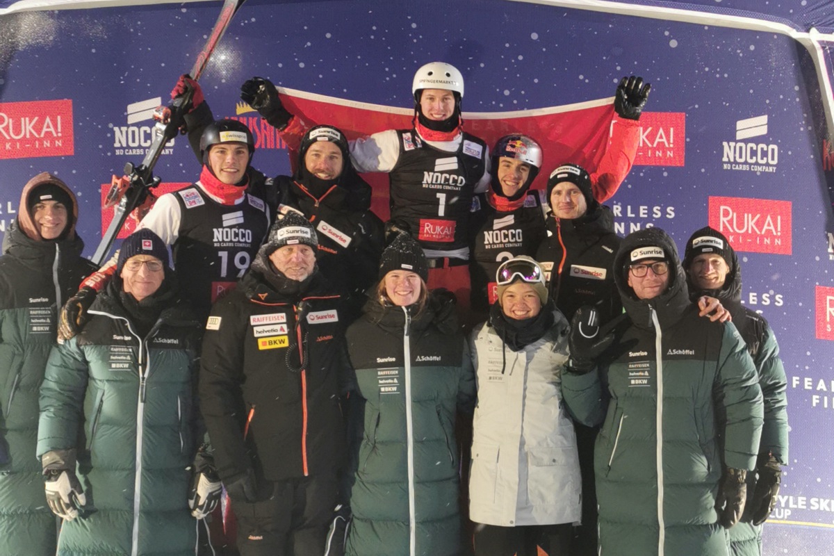 Die erfolgreiche Schweizer Delegation mit Weltcup-Sieger Pirmin Werner aus Alten (Bildmitte) und dem zweitplatzierten Noé Roth (direkt rechts neben ihm).