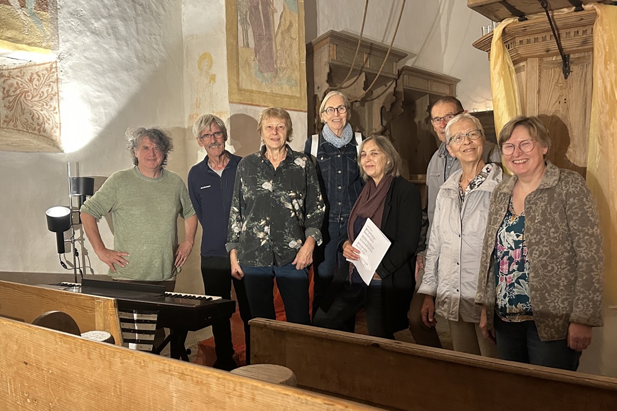Organist Heinz Specker (links) und einige der zwei Dutzend Singfreudigen, die sich über jede Verstärkung beim Chorprojekt im November freuen würden. 