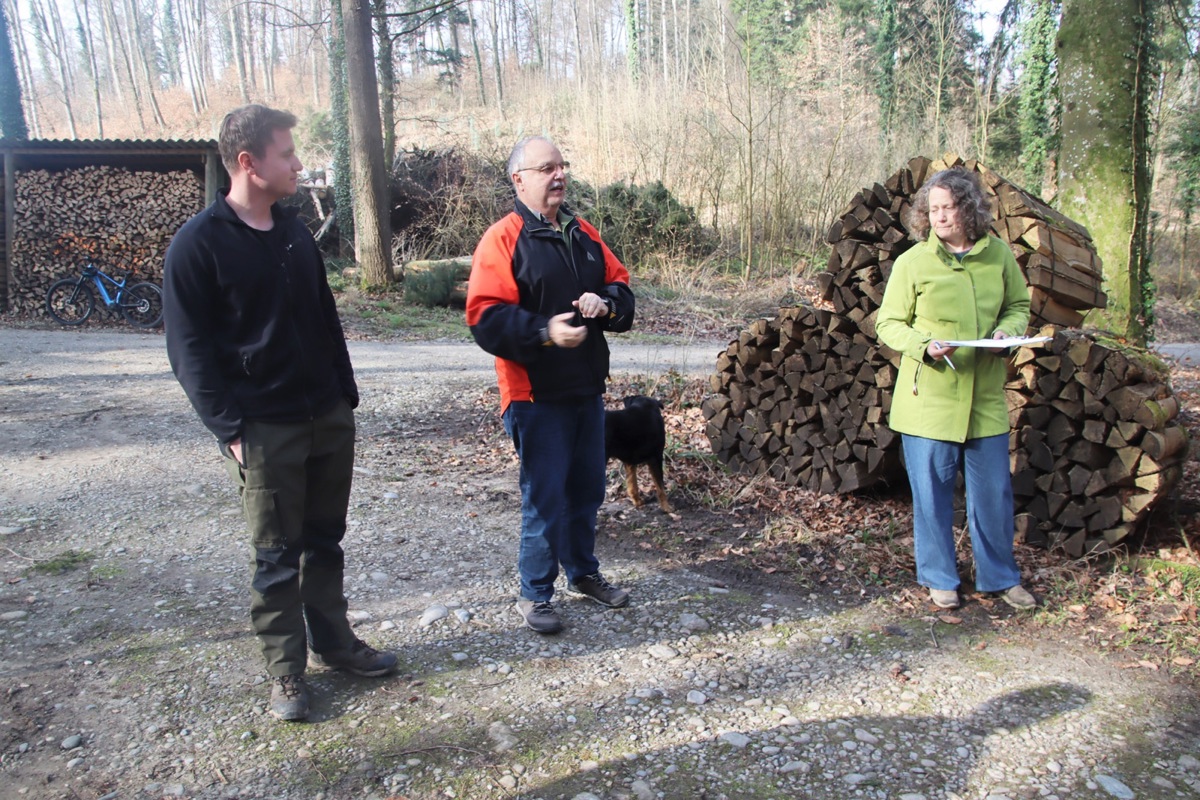 Alex Brander (links) führt neu das Forstrevier Irchel-Flaachtal und übernahm in Volken die Aufgabe als Gantrufer. Bis Ende April wird er noch von seinem Vorgänger Hans Beereuter (Mitte) unterstützt. Die abtretende Gemeinderätin Ursula Ganz (rechts) war für das Gantprotokoll verantwortlich.