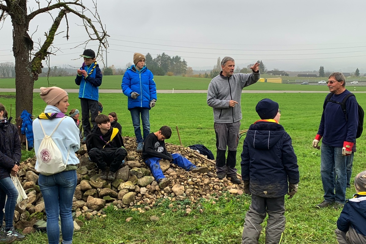 Dieter Baach (in Grau) konnte an der Gemeindeversammlung eine Erhöhung des Budgets für den Naturschutz erreichen. Damit können unter anderem Biodiversitätsprojekte wie das in Uhwiesen im vergangenen November unterstützt werden.