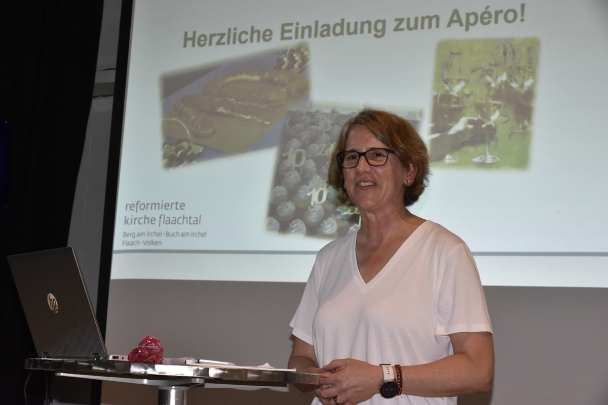 An ihrer letzten Gemeindeversammlung konnte Kirchenpflegepräsidentin Andrea Gasser verkünden, dass die befristeten 50 Pfarrstellenprozente bis zum Ende der Amtsperiode 2028 verlängert wurden. 