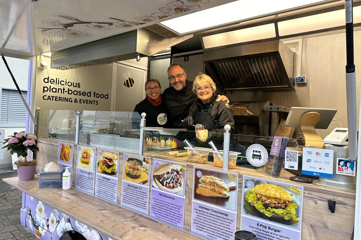 Guten Grund zum Lachen haben die veganen Streetfoodkochkünstler Jeanette und George Burton und Isabella Sherif (von rechts).