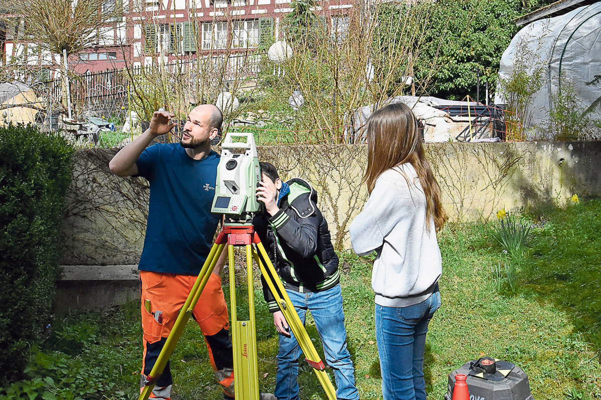 Oliver Hirzel erklärt Jan und Valentina die Funktion des Tachymeters.