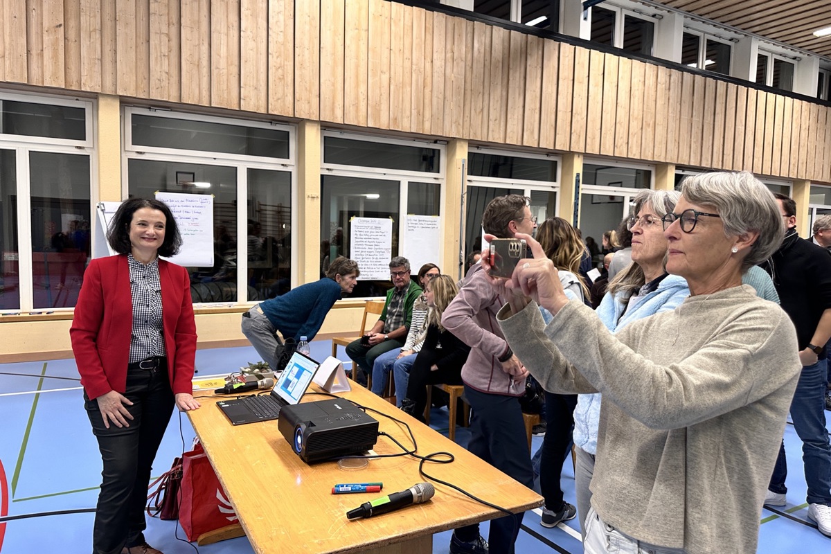 Christelle Schläpfer (links) hatte Grund zum Strahlen: Nach ihrem Vortrag stürmten viele Gäste nach vorne, um die Links zu vertiefenden Angeboten und dem Freundlichkeits-Challenge auf ihrer Webseite «edufamily.ch» zu fotografieren.