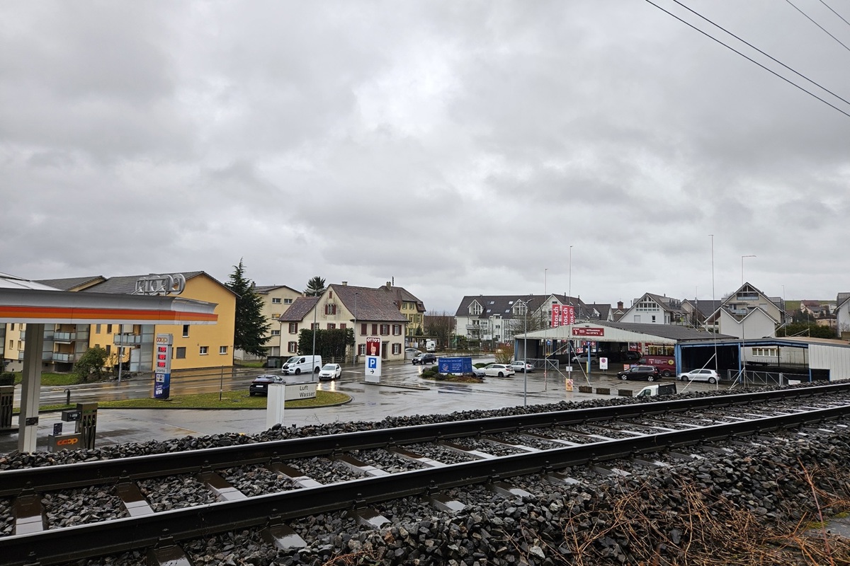 Die Profile für den Neubau «Im Dorf Langwiesen» auf dem Areal der Waro-Hallen stehen bereits. Mit dem Bau soll auch ein Wärmeverbund entstehen. Hauptträger ist Grundwasser