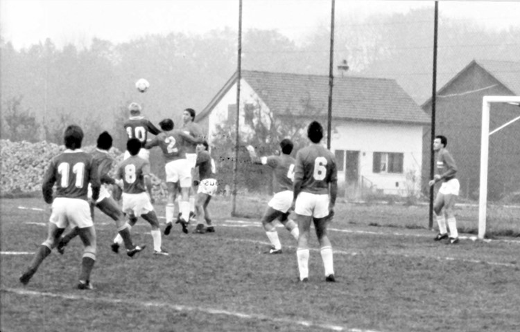 Der Sportplatz Schilling war lange die Heimat des FC Ellikon/Marthalen. Dieses Foto stammt aus den 1980er-Jahren.