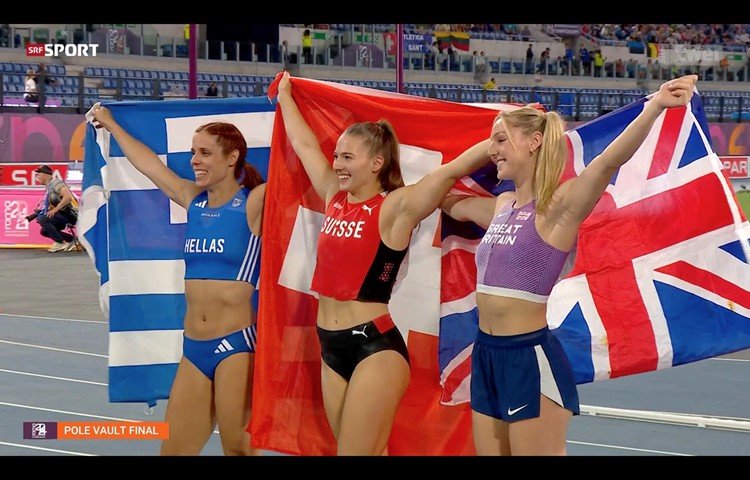 Angelica Moser feiert ihren Triumph mit der zweitplatzierten Aikaterini Stefanidi (links) und der drittplatzierten Molly Caudery (rechts).