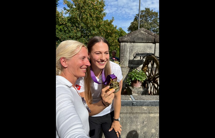 Angelica Moser erfüllt Selfie-Wünsche für Fans, …