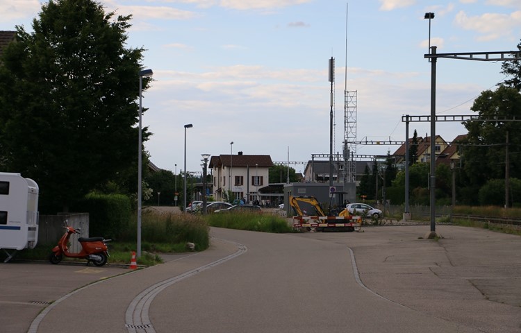 Nähe Bahnhof soll ein SBB-Mast für eine Mobilfunkantenne aufgestockt werden. Das Bauvisier steht seit rund zwei Jahren.