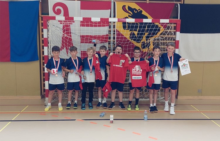 Ein bisschen freuen konnten sie sich dann schon noch über das Geleistete: die Handballspieler der Klasse 4a, die Bronze an der Schweizer Schülermeisterschaft in Altdorf gewannen.