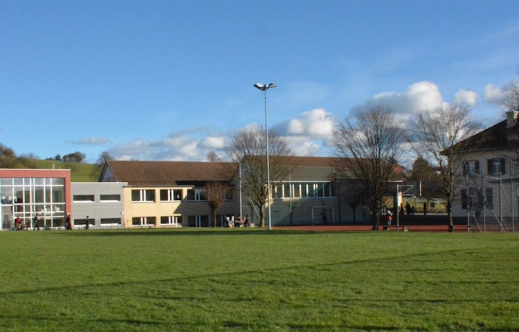 Im Schulhaus Resi in Rutschwil entstand der Streit unter den Schülern – und hier traf sich die Schulgemeinde am Donnerstag, um sich die Anfragen des betroffenen Vaters anzuhören.