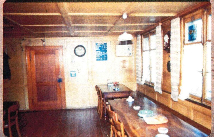 Mit der Wirtin verschwindet auch die Wirtschaft: Die «frohe Aussicht» wird nicht weiter als Restaurant betrieben. Bilder vom Gastraum 1976.
