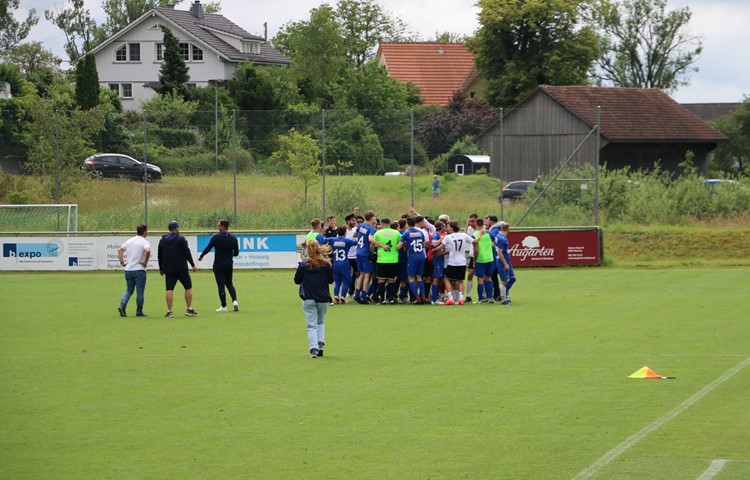 Die Marthaler Herren feierten mit ihren Gegnern der SV Schaffhausen den Klassenerhalt, den beide Teams dank dem 1:1 sichern konnten.