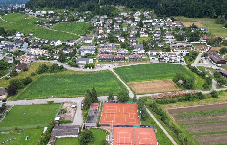 Alles Bauland – die Parzelle 2695 (im nächsten Bild rot eingefärbt) hat die Gemeinde 2015 verkauft, der grosse Rest des Hofackers ist noch in ihrem Besitz.
