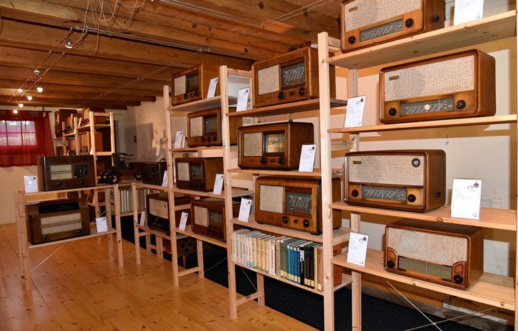 Die Sondyna-Modelle im Radiomuseum zeigen die Design-Entwicklung der Marke.
