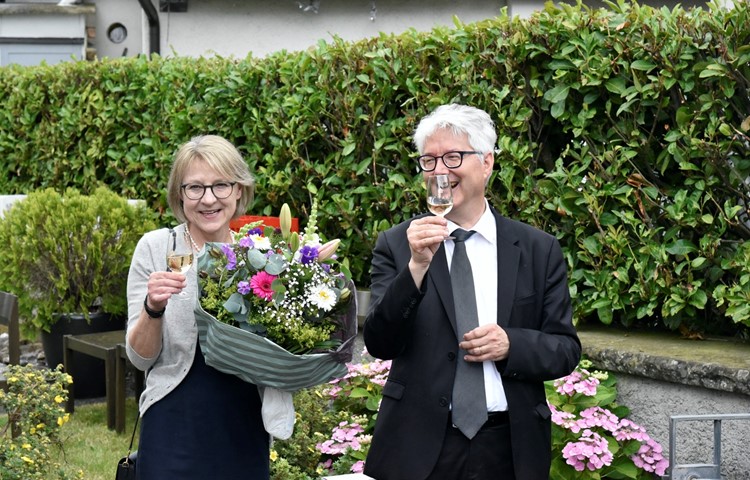 Ein Gläschen Wein zum Abschluss: Marianne und Hans Peter Werren stiessen mit mehreren Hundert Menschen auf die Pensionierung an.