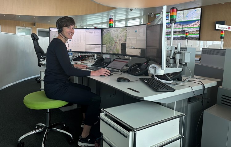 Susanna Keller an ihrem neuen Arbeitsplatz: In der Rega-Einsatzzentrale koordiniert sie Rettungsflüge und betreut Betroffene vor Ort.